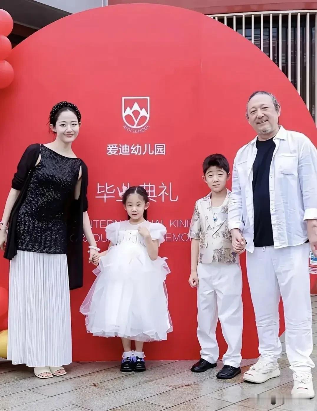 万千惠倾心三宝、愿意生儿育女的原因：
 
二人相识时，万千惠只是中戏音乐剧在校生