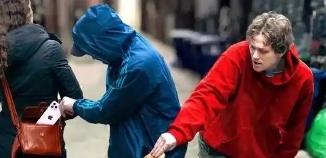 据说啊，欧洲那边的小偷圈子里，现在居然达成了一条新的共识：中国人的钱包物品可以随
