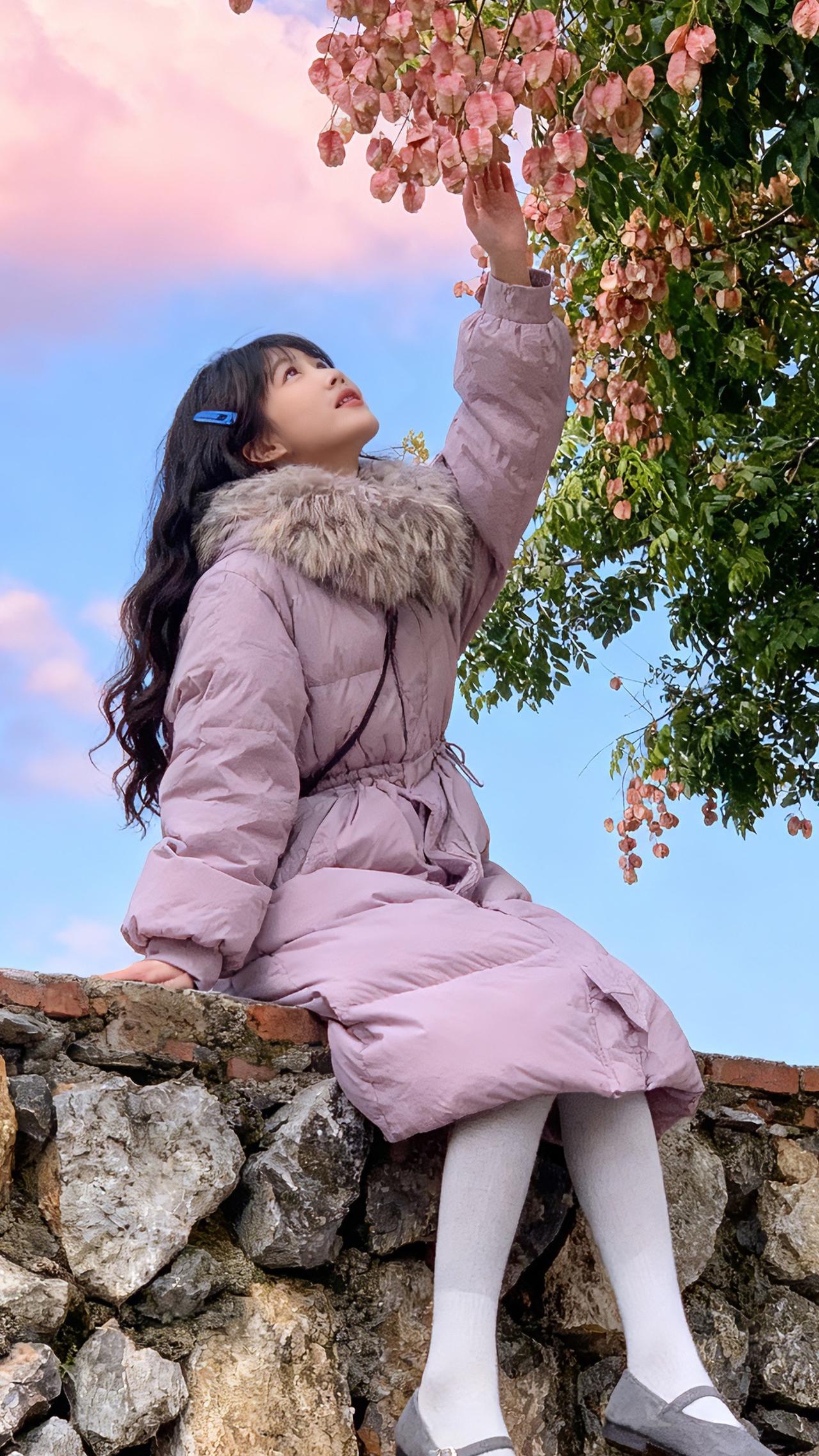 温柔浅粉长款羽绒，收腰勾勒腰线，过膝长度防风又百搭，冬日出片的氛围感战袍旅行穿搭