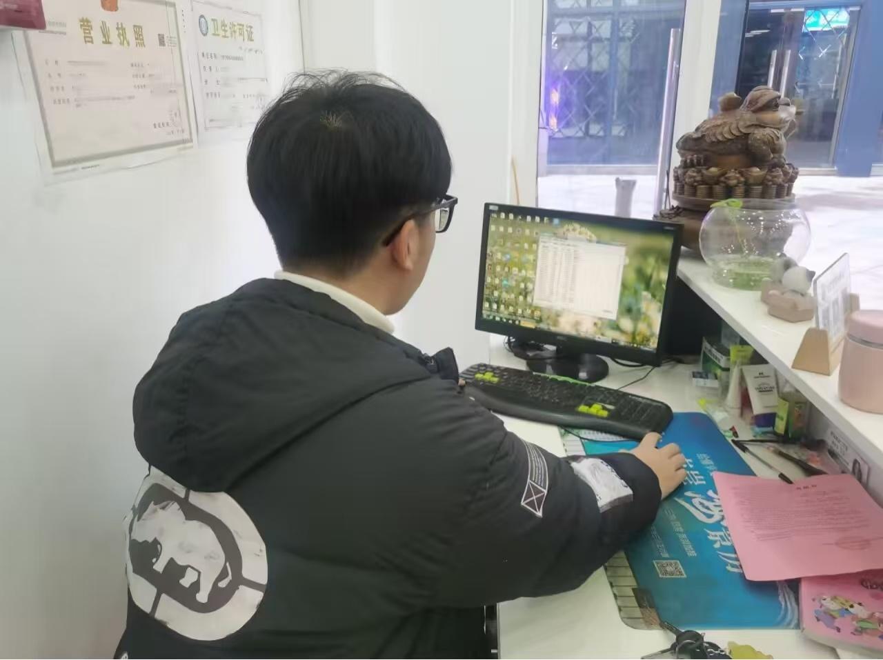 【暖心义诊进商圈，电脑问题一站式解决】——“社风焕彩，践履同行队”       