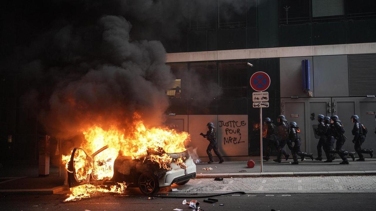 外网一个灵魂拷问火了：法国等欧洲国家骚乱时，打砸烧抢的队伍里，本地人有，非洲移民