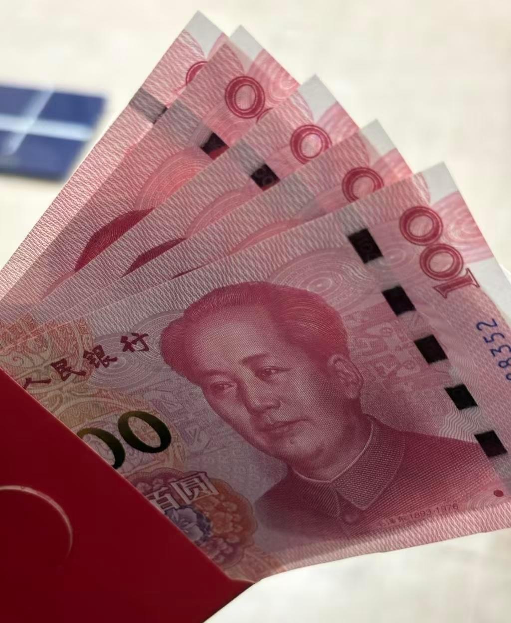 太意外了！早上我同事穿了件破裤子来上班，领导看到后给了500块钱。同事那条灰色运