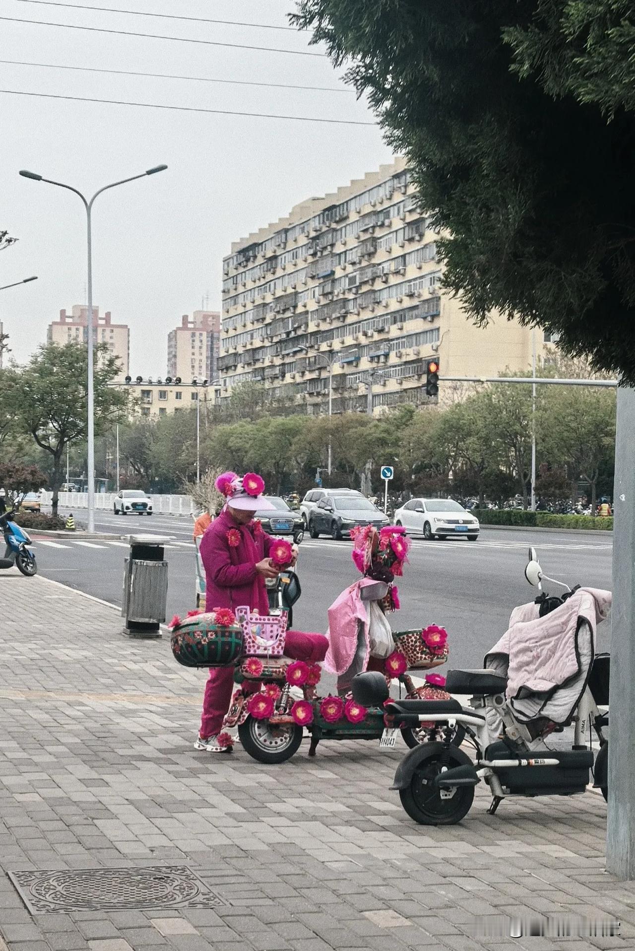 北京大妈，您这是要去接亲吗[捂脸]