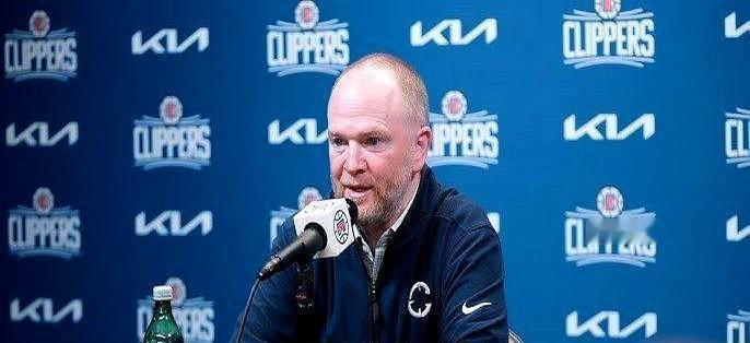 老板脸黑得像锅底。
球队输得没眼看。
五连胜突然就来了。
就在上个月吧，鲍尔默坐