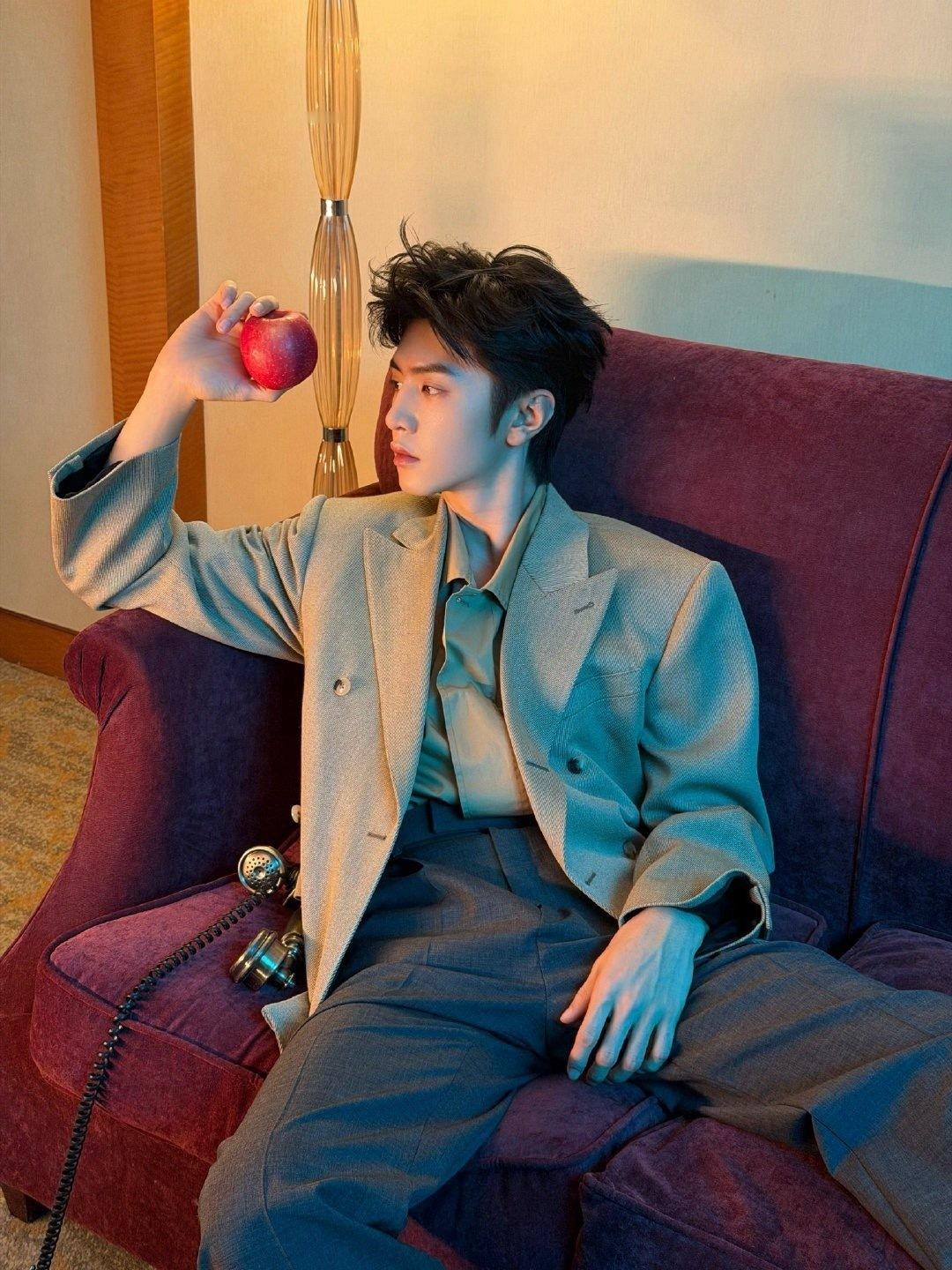 陈哲远｜中国电影120周年活力之夜造型出图，身穿CELINE 2026春夏系列，