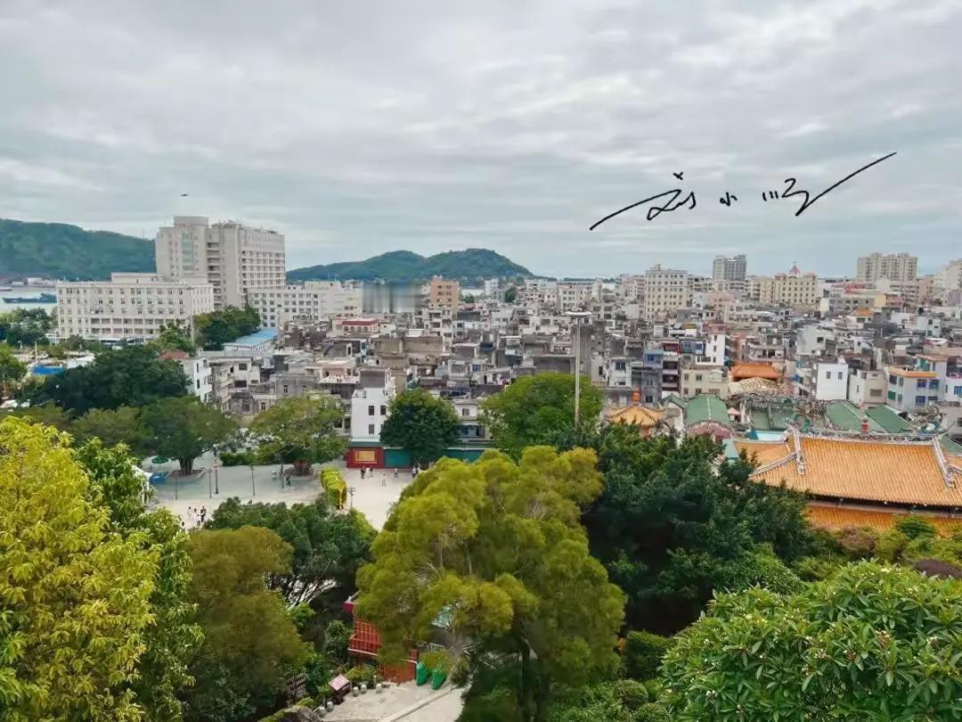 广东省中东部有一座地理位置非常关键的海滨城市，起着连接“大湾区”与“潮汕地区”的