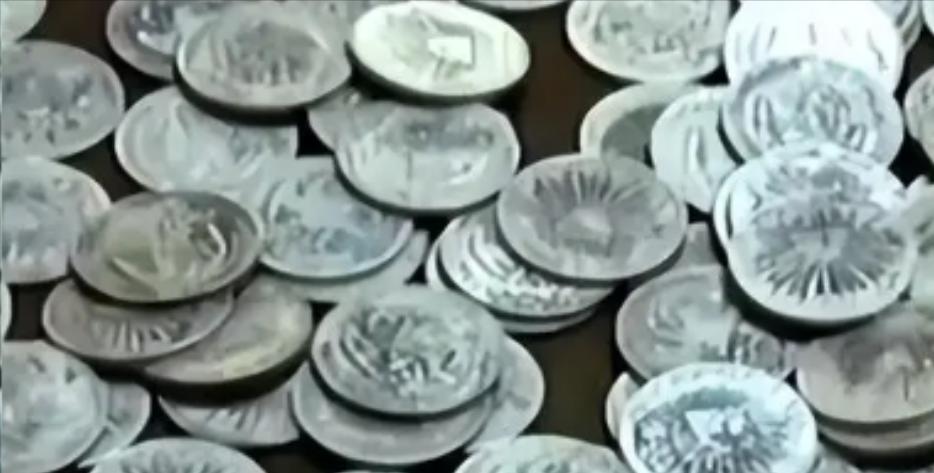 “判给国家！”浙江衢州，男子花1万块买下一座老宅。7年后，他装修房子，却在屋顶横