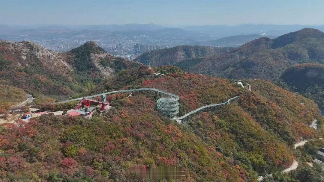 秋风染群山，红叶醉游人近日，山东淄博的万亩红叶进入观赏期，漫山红叶与千年齐长城交