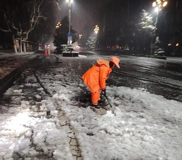 400余名环卫工昼夜除雪，长清城区主次干道全线畅通！3月1日夜间，济南市长清区遭