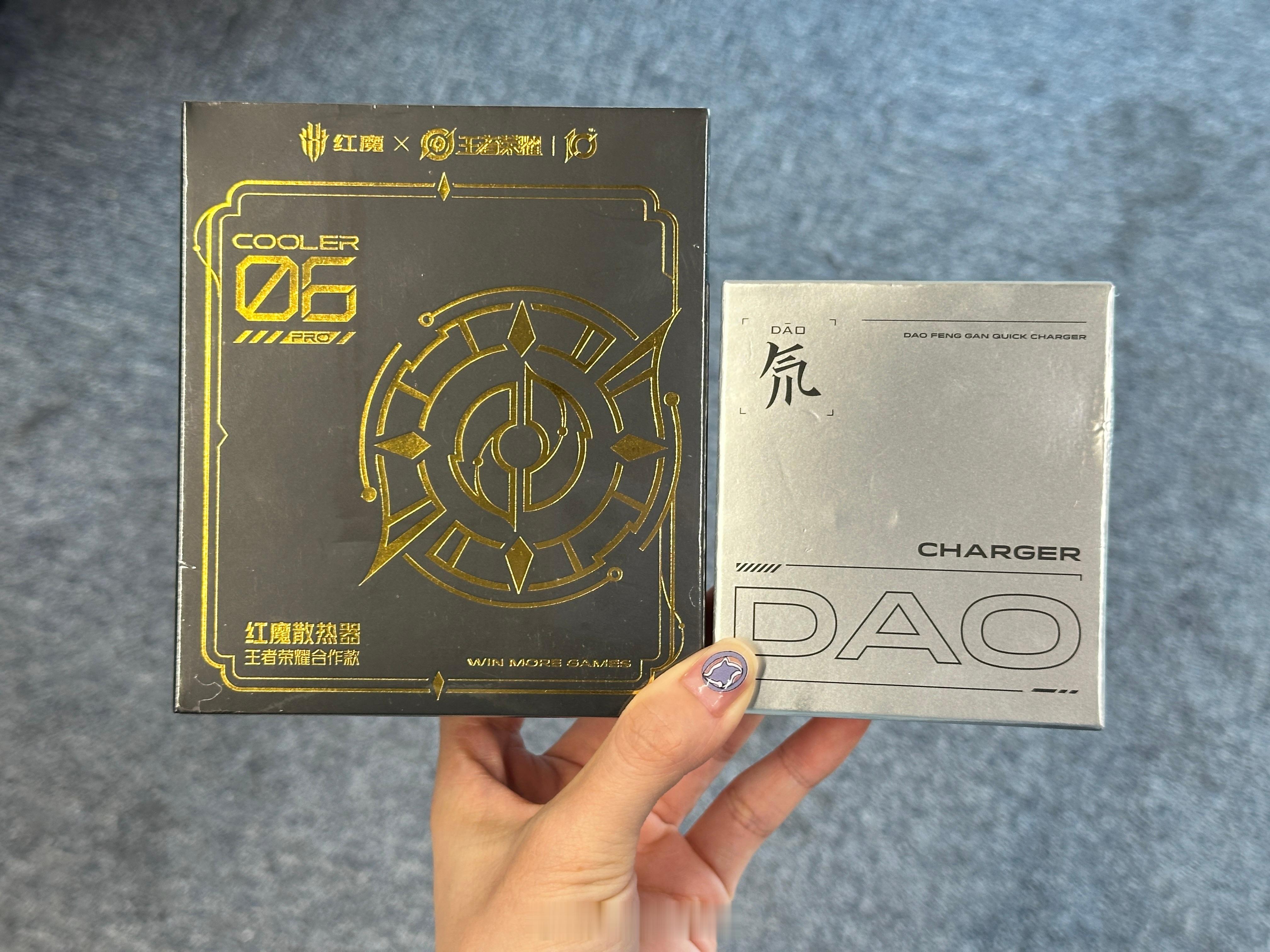 前天在CJ去看了红魔的10S Pro斗战胜佛典藏版，真机很帅！[求饶]礼盒里还有