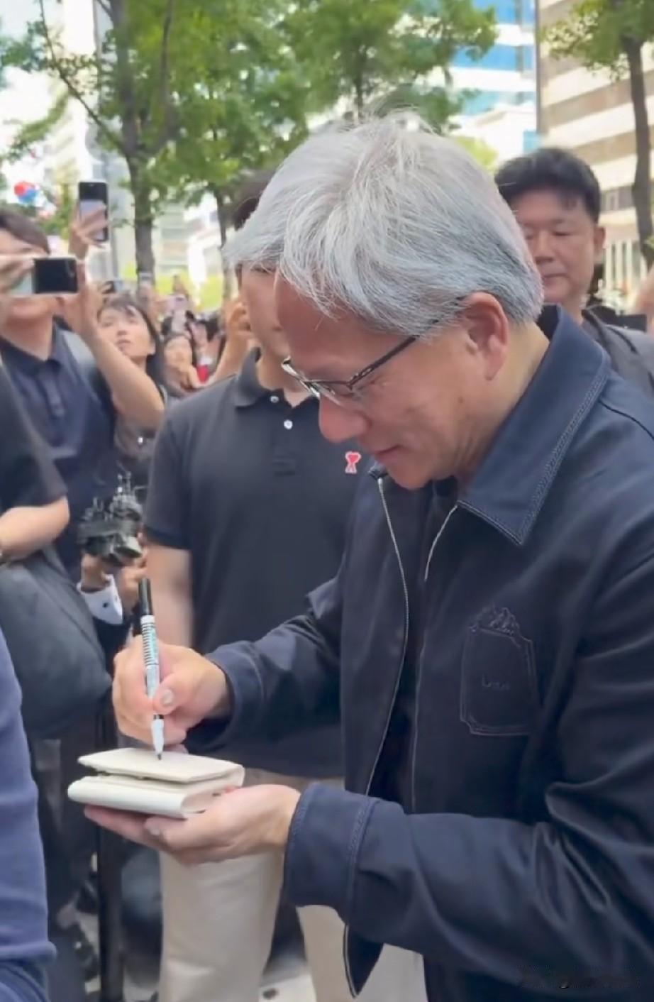 黄仁勋现在风头居然盖过特朗普，走哪都粉丝一大群，这要进军亚洲市场，蹦跶蹦跶市场就
