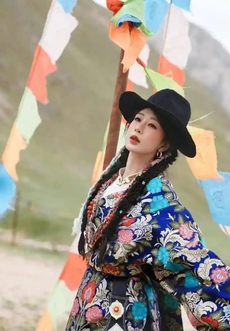 杨紫粉色鱼骨裙，腰线和拖尾都很抢眼