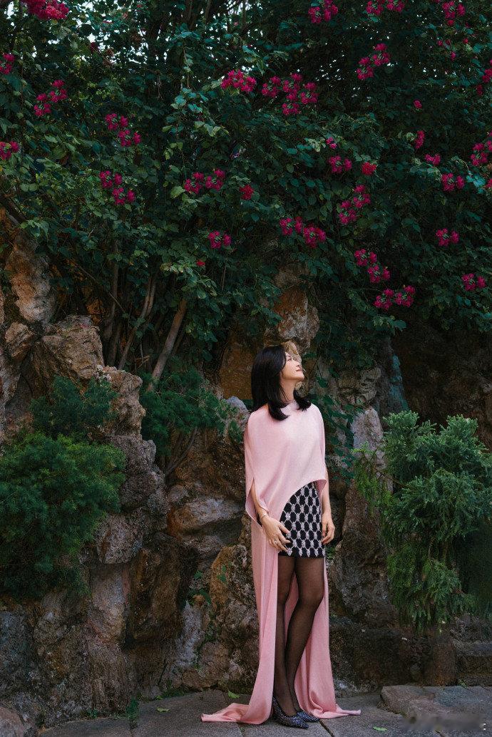 姚晨在家乡倾情献唱宁夏 姚晨穿粉色斗篷裙简直绝了，这个造型我给满分。回家乡唱《宁