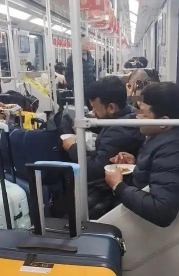 上海地铁内为何出现多名外籍人士公然吃馅饼？这引起了广泛关注和讨论。
近日，一则关