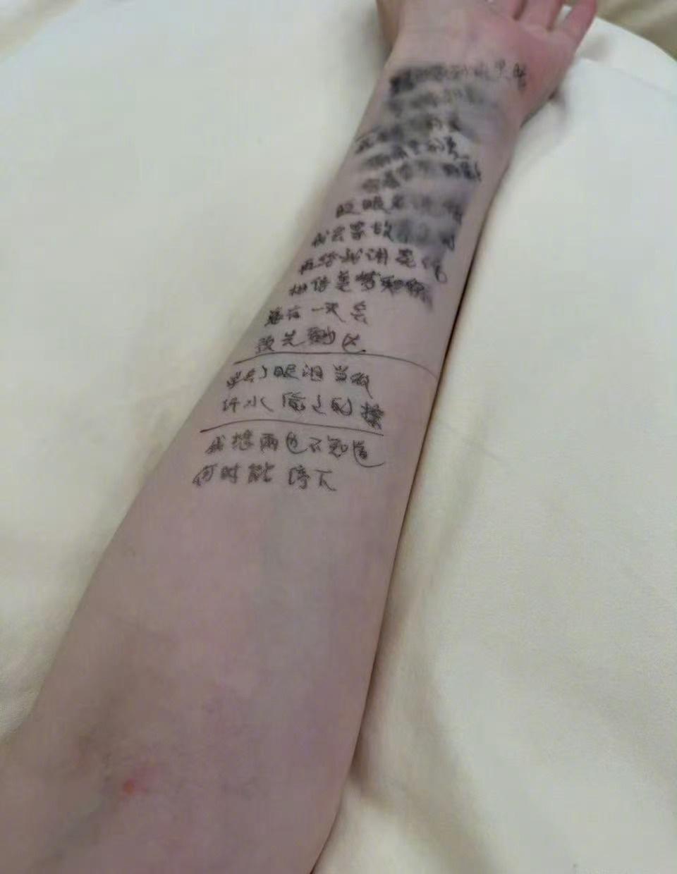 看李小冉在《不想睡的星期五》里偷偷看胳膊记词，真的会被她的认真逗笑。她把年龄带来