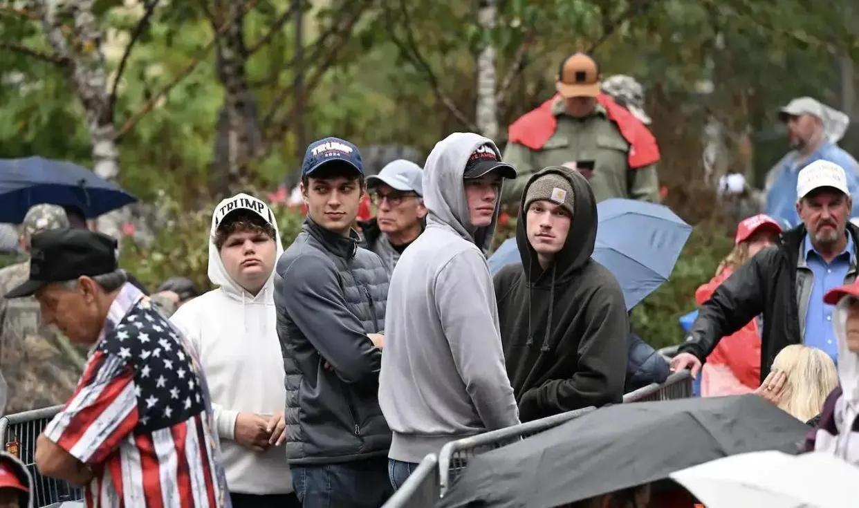 据观察网3月17日报道，一个曾三次投票给特朗普的美国年轻选民，面对记者的采访镜头