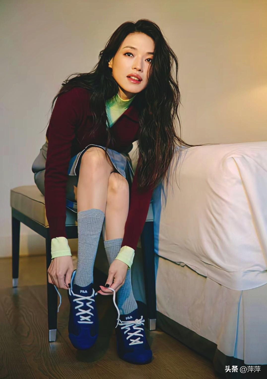 慵懒松弛： 舒淇的美自带松弛感，眉眼藏韵，红唇含情，随性姿态里尽是岁月沉淀的高级