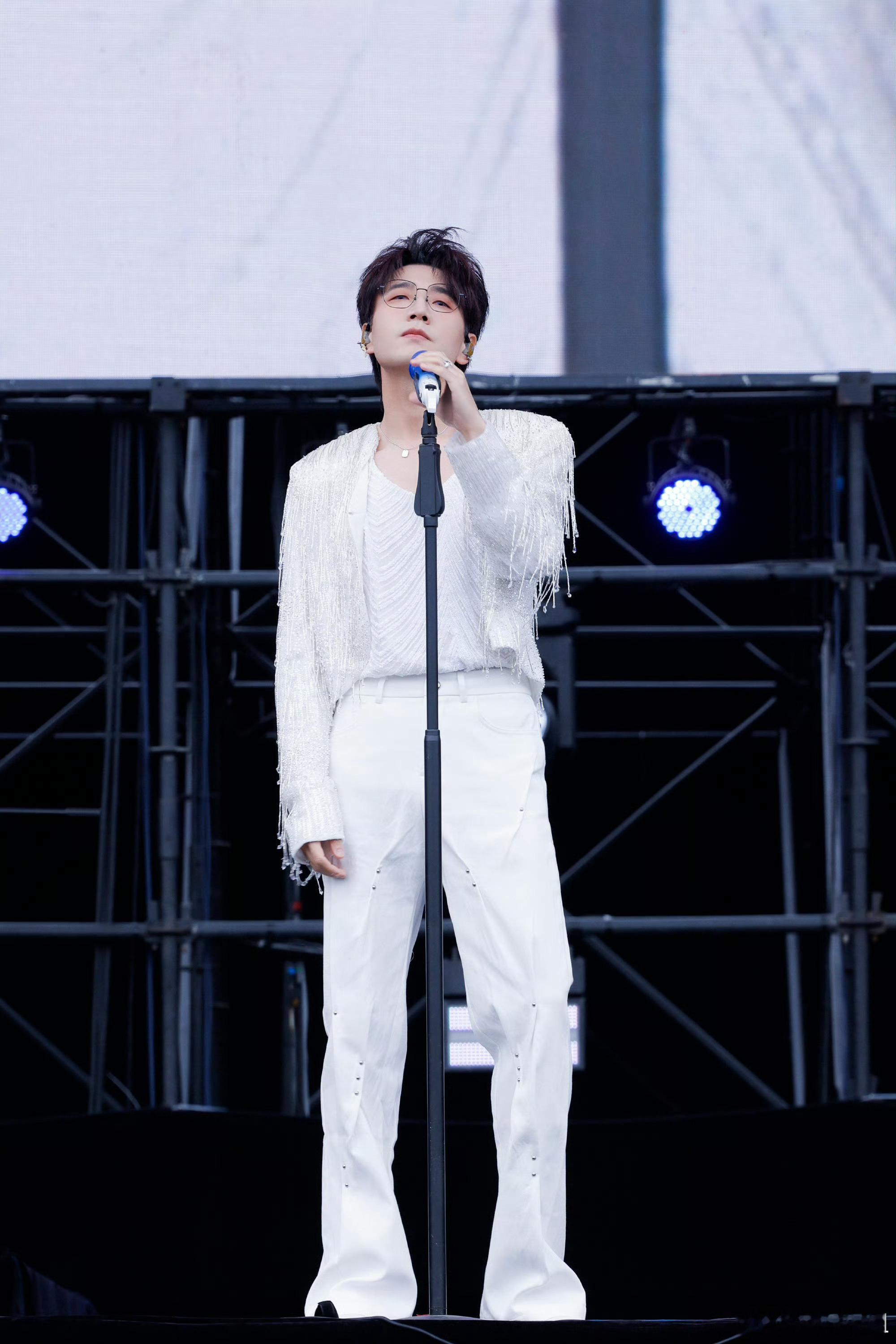 王铮亮四巡来了王铮亮演唱会请了奥运音响团队从《快乐男声》到“Time Echo”
