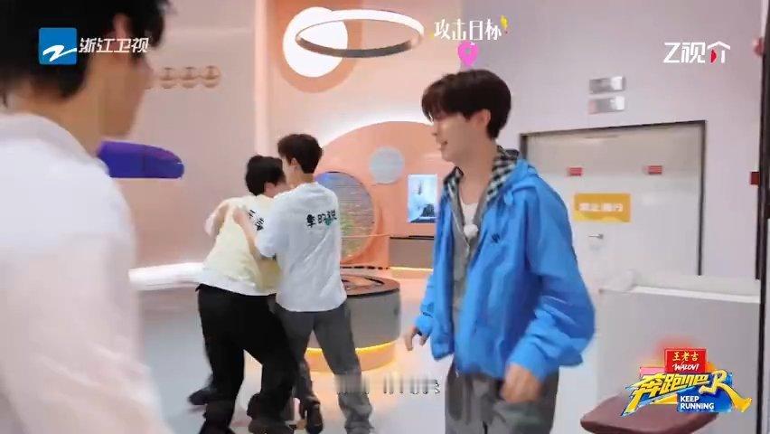李昀锐衣服被撕烂了沉浸式体验撕名牌大战，李昀锐全程全力以赴绝不放水，硬核对抗场面