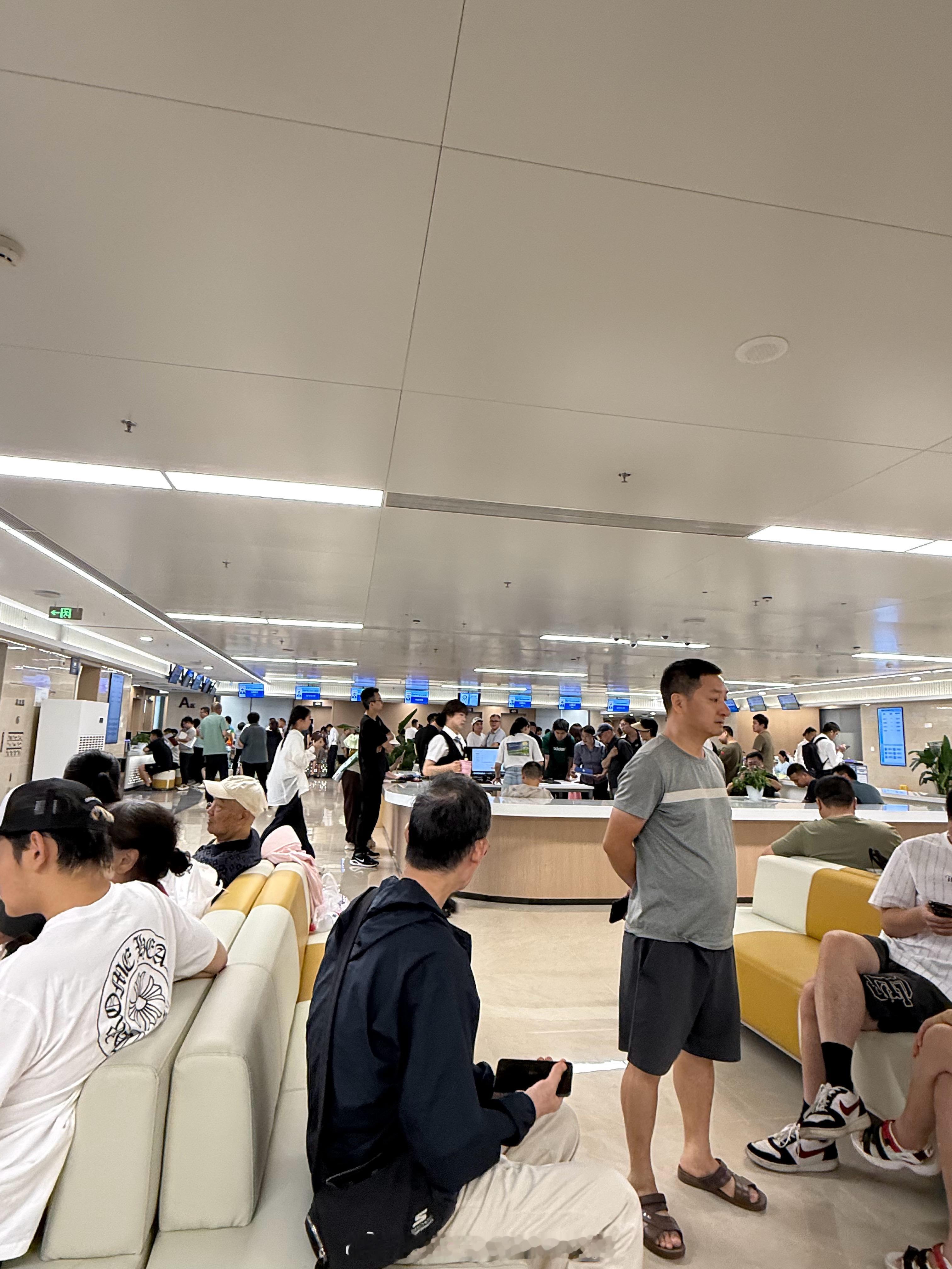 政务中心一大早居然这么多人