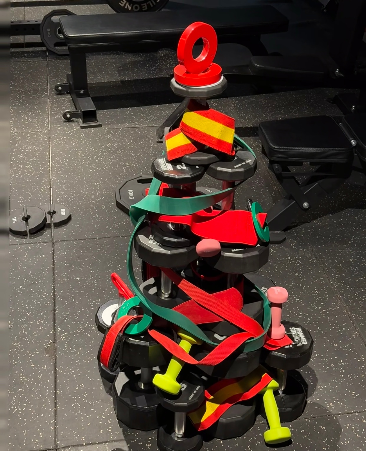 和老辈子一起健身是种什么体验今天的健身搭子是一位高能量白毛老头面无表情的就完成了