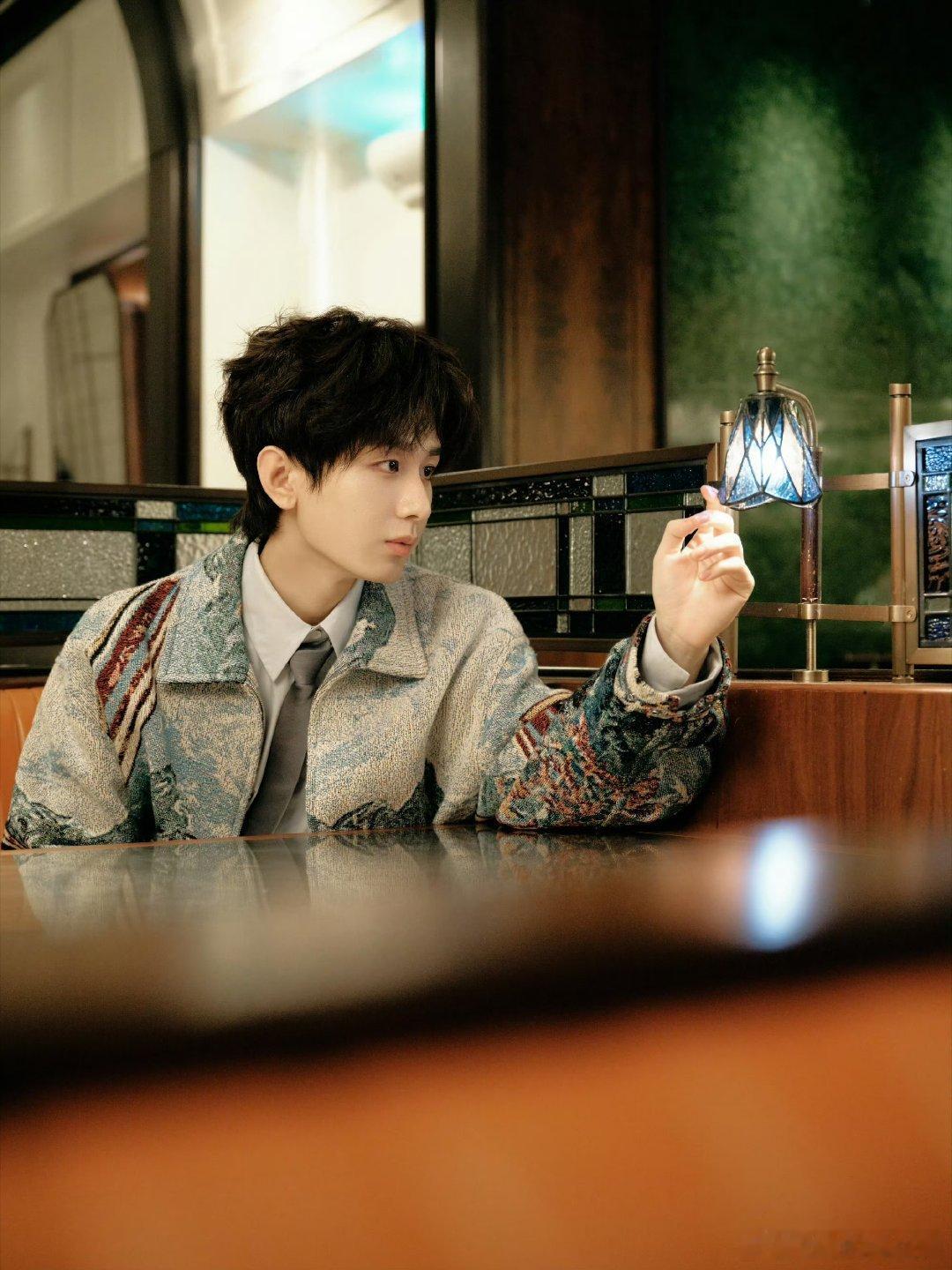 U成毅赴山海cy成毅萧秋水李沉舟肖明明他的演技无可挑剔,他的人品善良到了极致,始