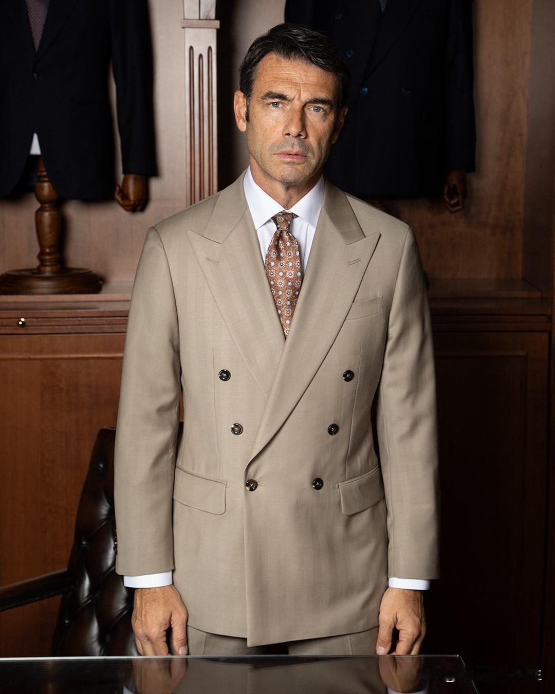 双排六扣一和双排六扣二怎么选？双排六扣一视觉风格V字排列，风格复古、张扬、时髦，