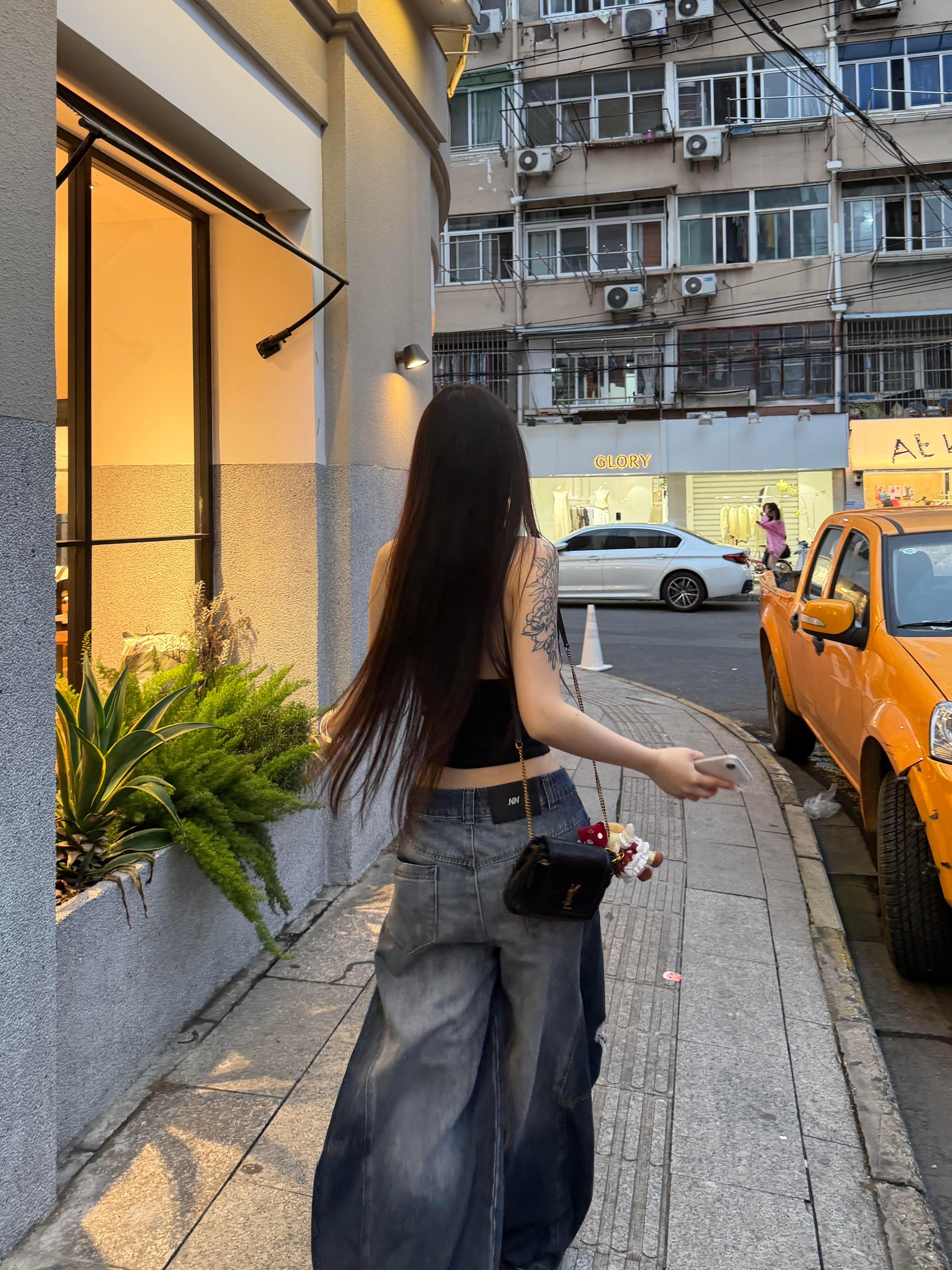 生活有两大误区: 一是看别人活,二是,活给别人看。 