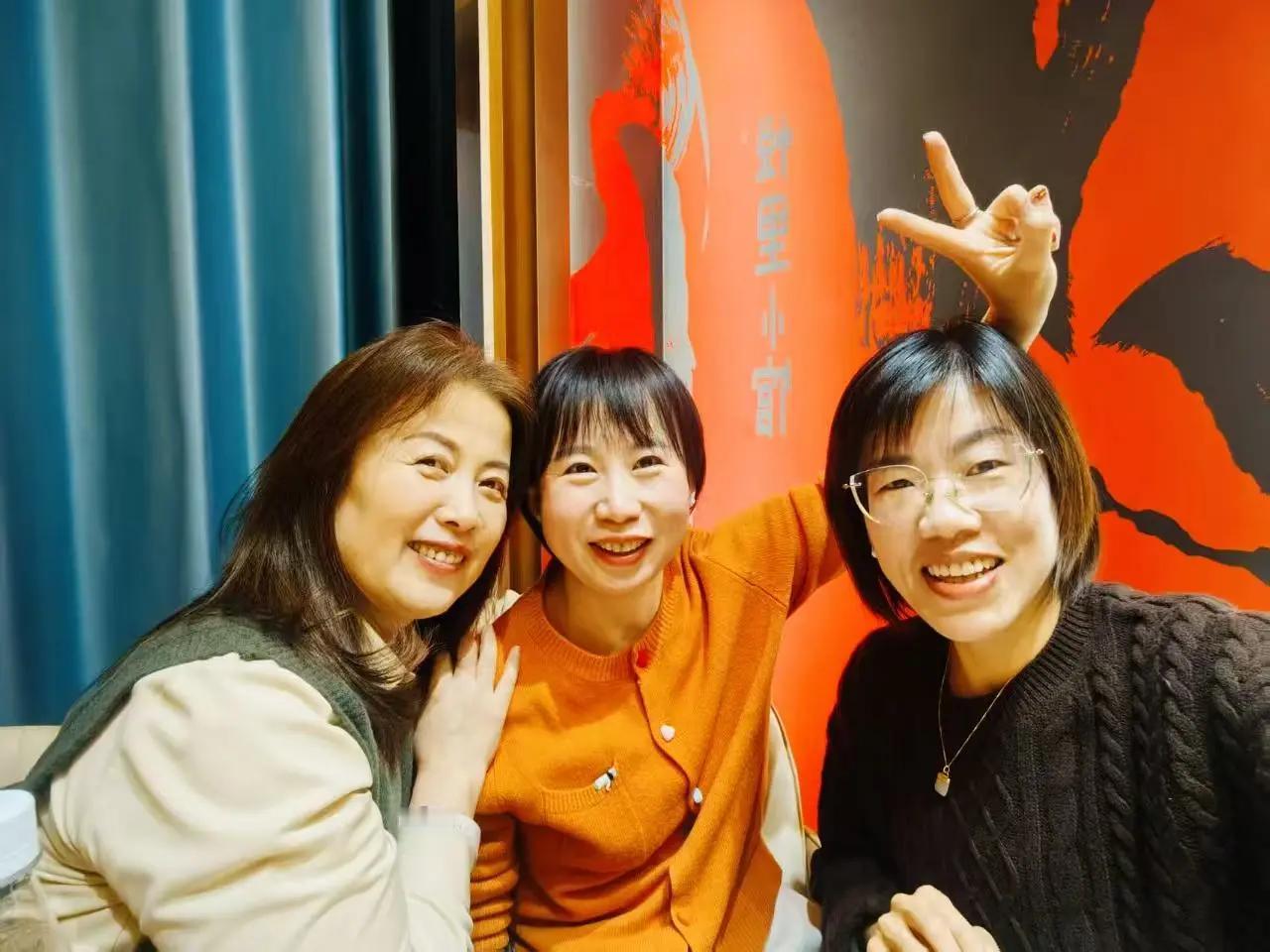 瑞雪飘飘迎四九，
凛冽寒风寒气流。
地下暖升迎春归，
腊梅朵朵笑枝头！！
🙏?