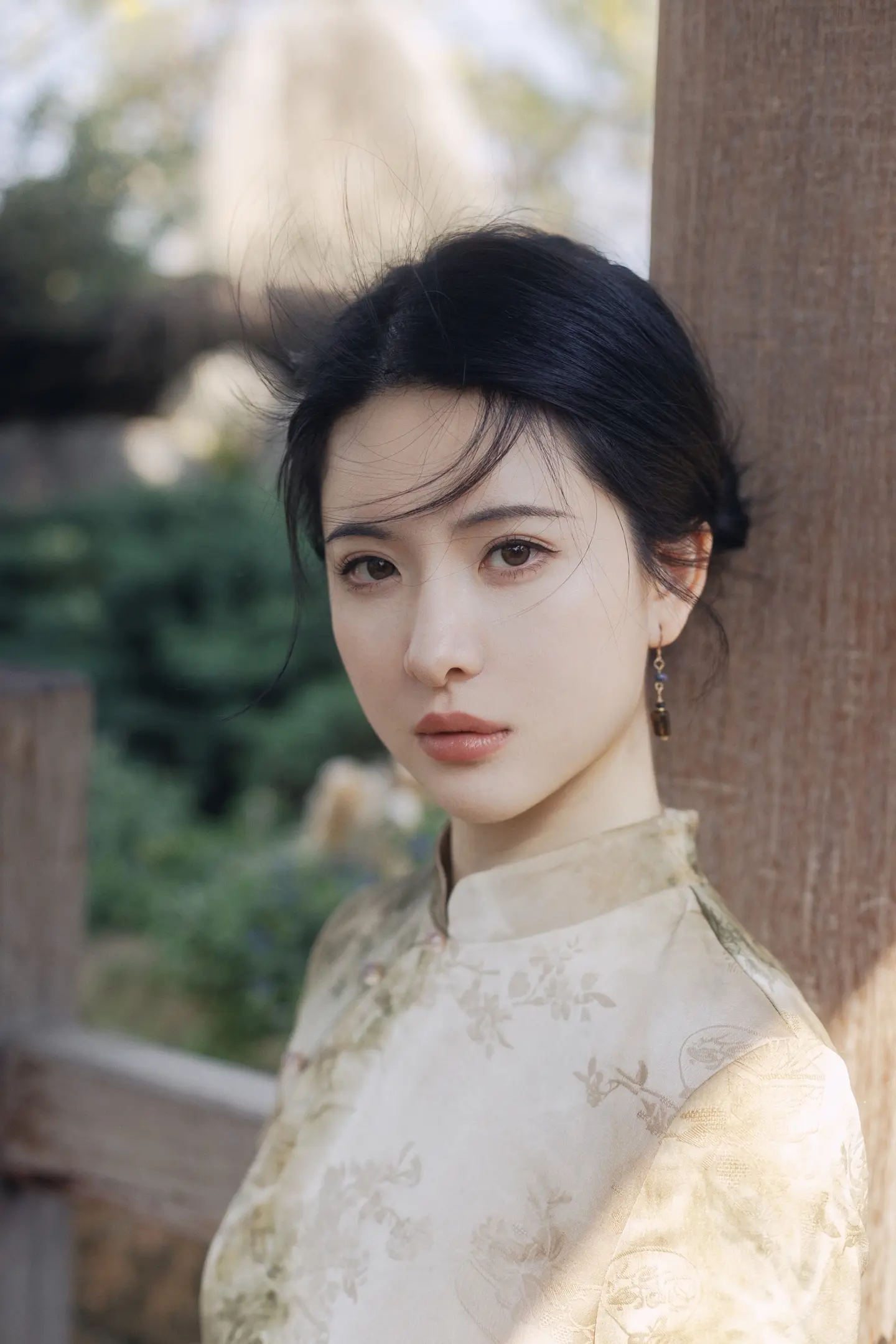 素净一张脸。