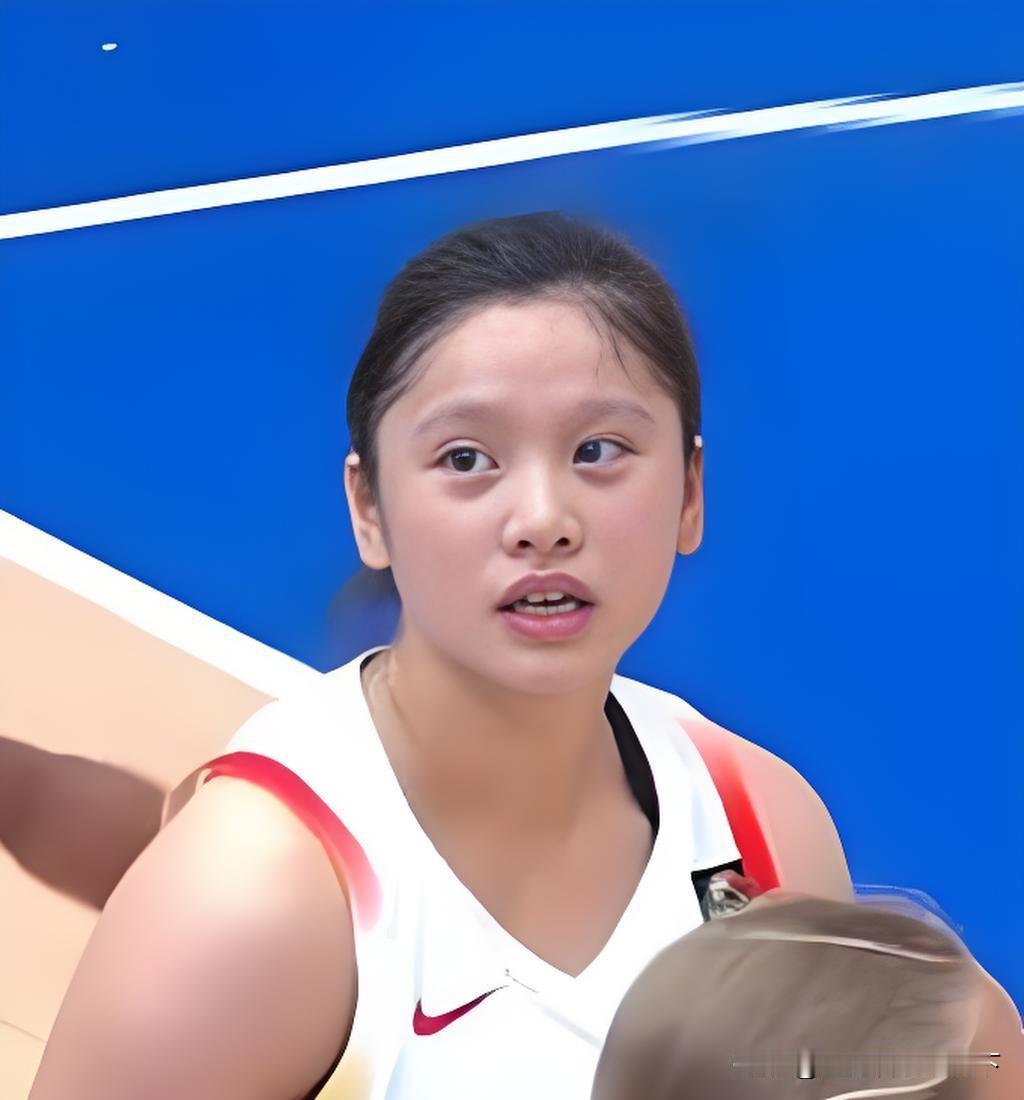 李沅珊驰援！陈楠添硬牌。
8月15日晚上，国青女篮热身赛南江站，中国U18女篮9