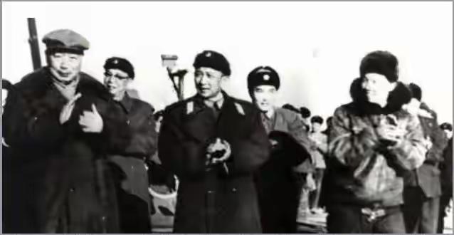 1950年刘伯承奉调入京，聂荣臻急电：枪缴了没？这个玩笑背后，是一个让所有将军都