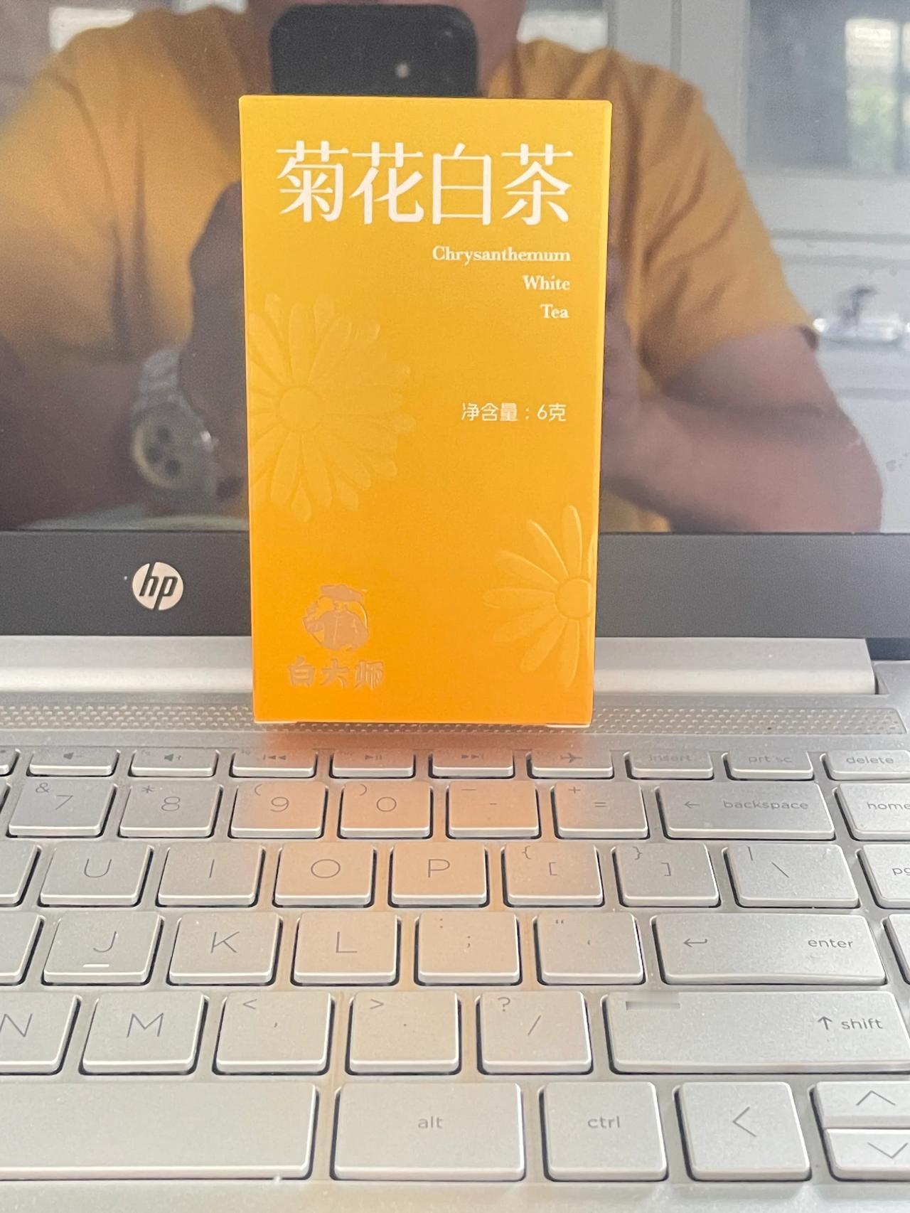 这是她上午送给我的，一小盒白茶，菊花茶！


她刚刚入职，还没有找准工作的方向，