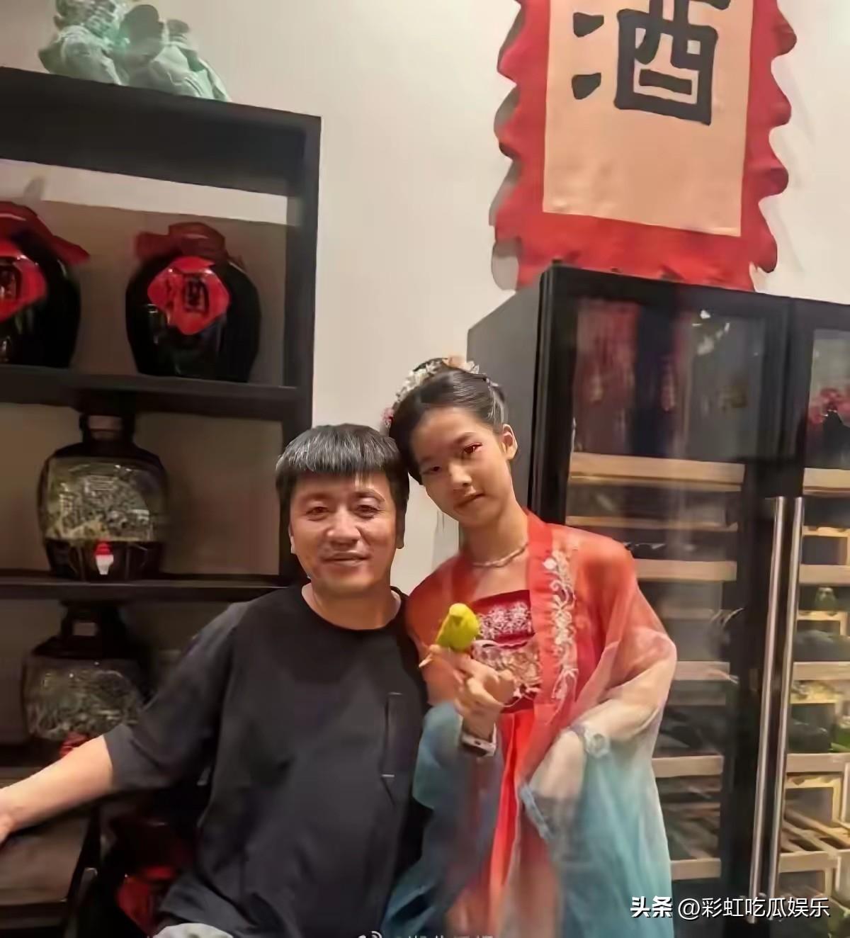 张雪峰女儿张姩菡发文缅怀爸爸，他们说天上的文曲星换届了，选中了爸爸。

张雪峰是
