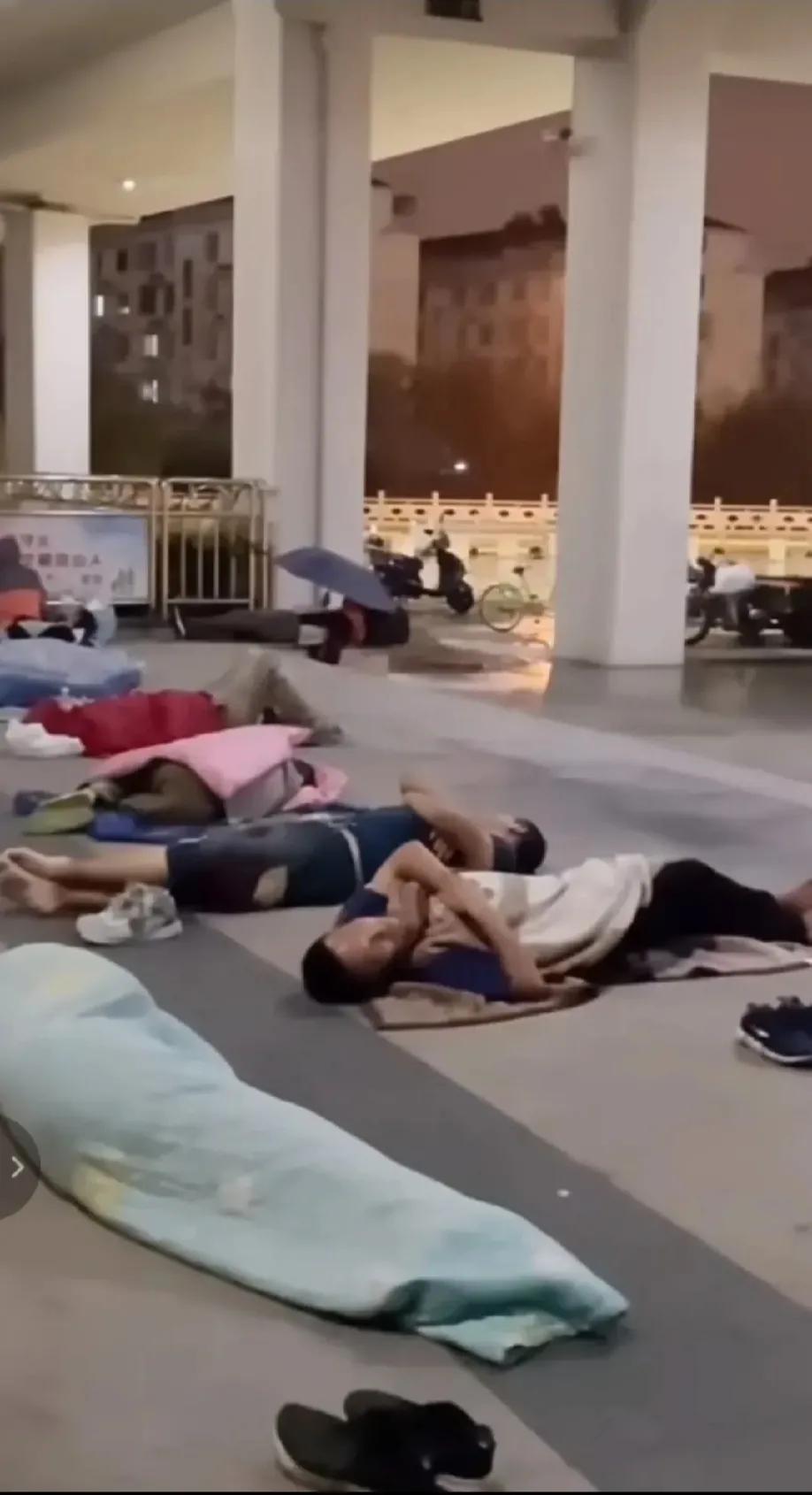 家里的地荒废了！跑去深圳躺平！农村人还是城市人？一念之差！晚上睡汽车站旁边，不知
