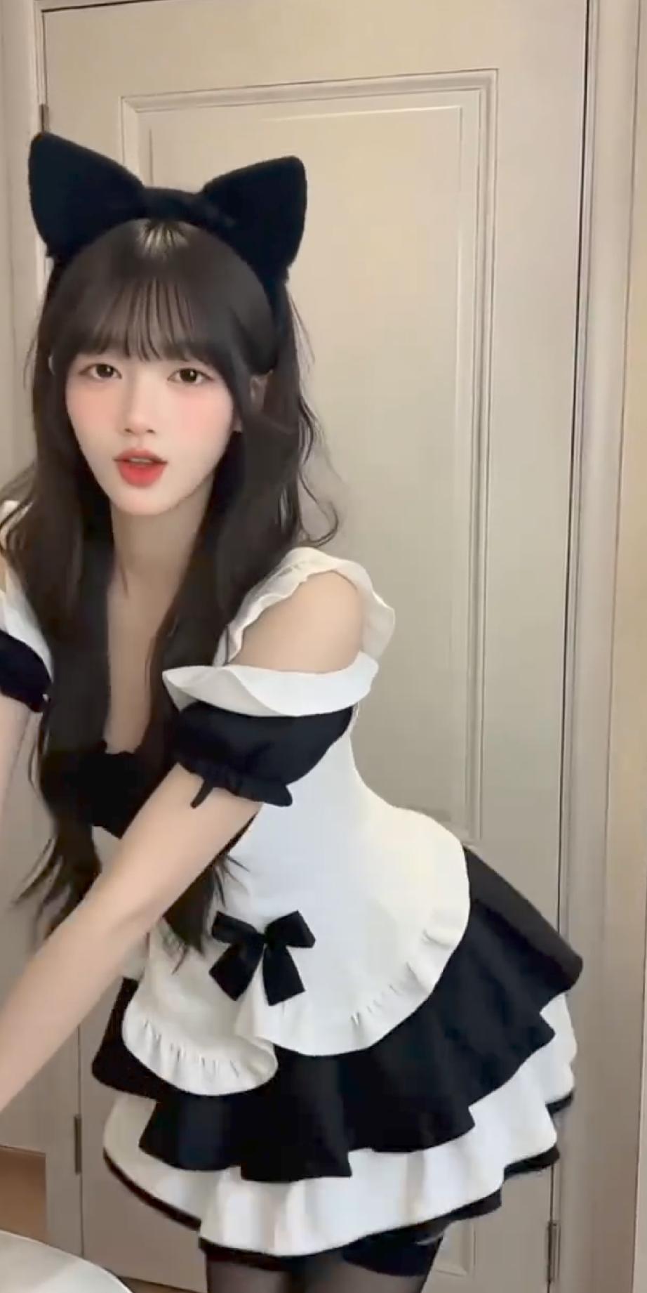 小猫女，女仆套装俏皮不