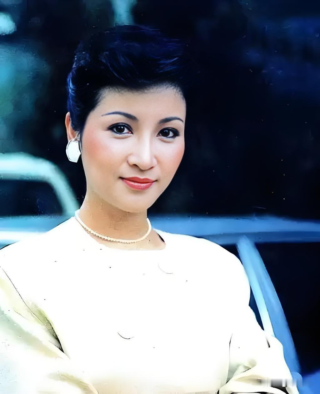 同样年纪放在一起对比，狄波拉与谢婷婷拥有不一样的美感。

年轻时期的狄波拉夺得港
