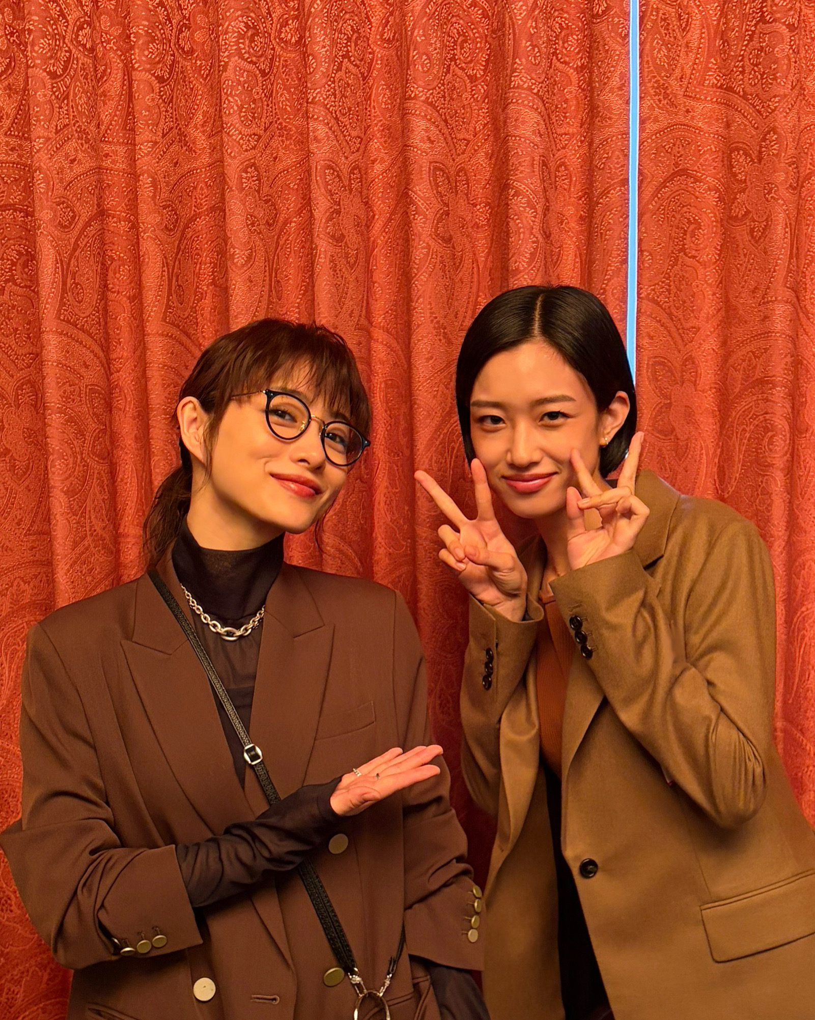 由石原里美主演的富士台10月水十剧《政盗鲁邦》片场照，石原里美与河合优实同框亮相