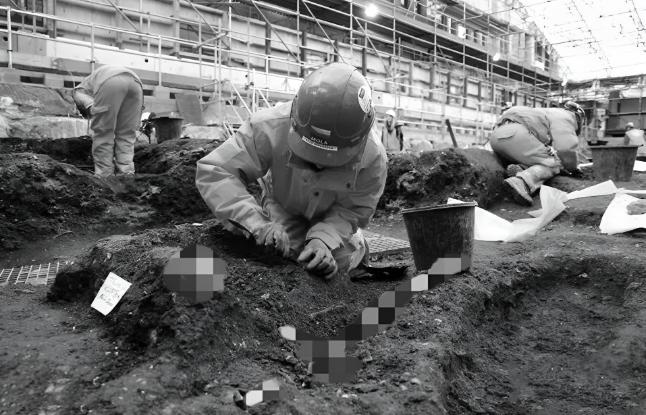 1963年，女会计带着全厂16000元工资神秘消失，杳无音讯！直到21年后，才知