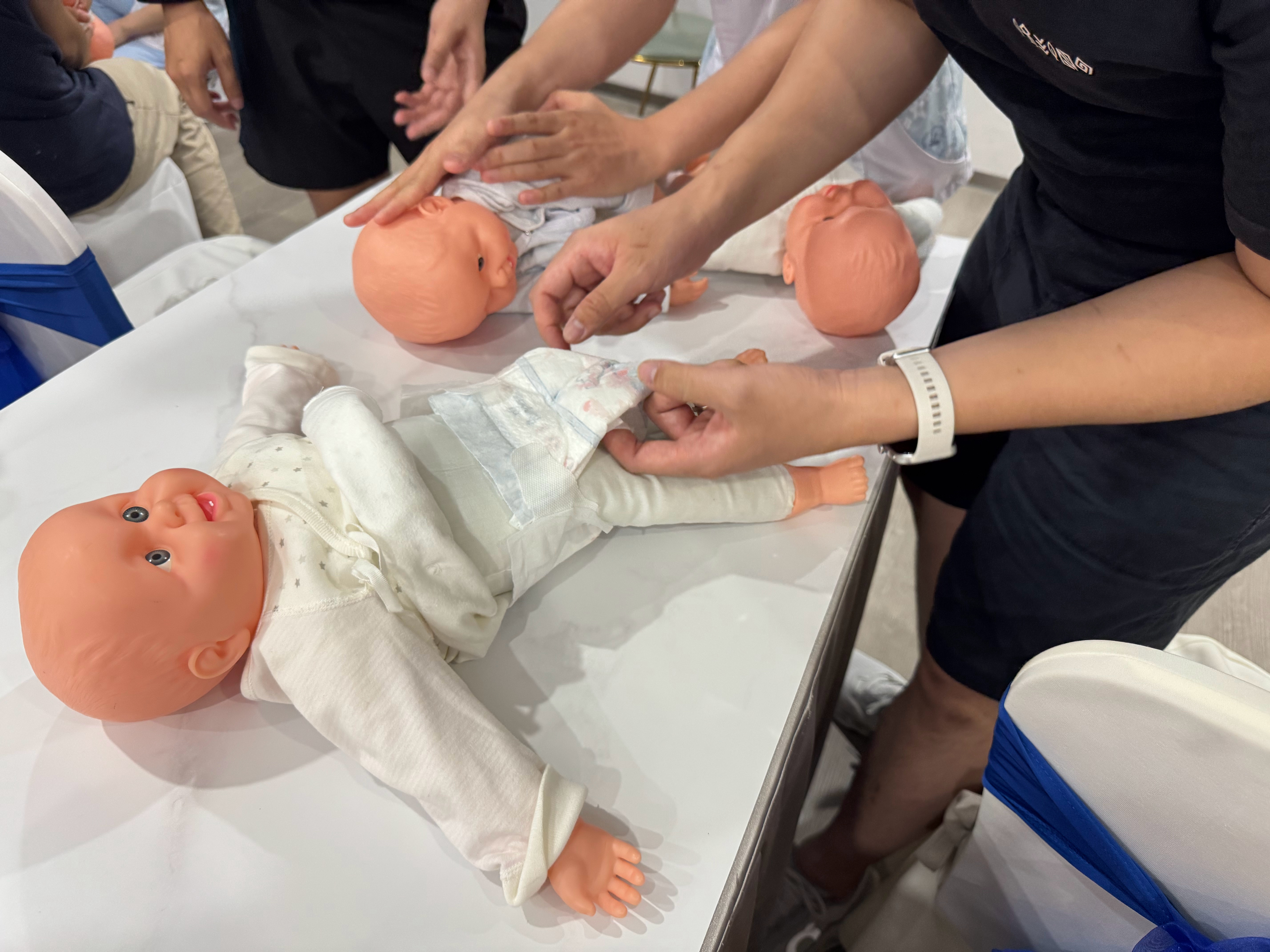 月子中心有奶爸课程，我称之鸿哥的“岗前培训”三好学生爱坐第一排并积极提问培训师：
