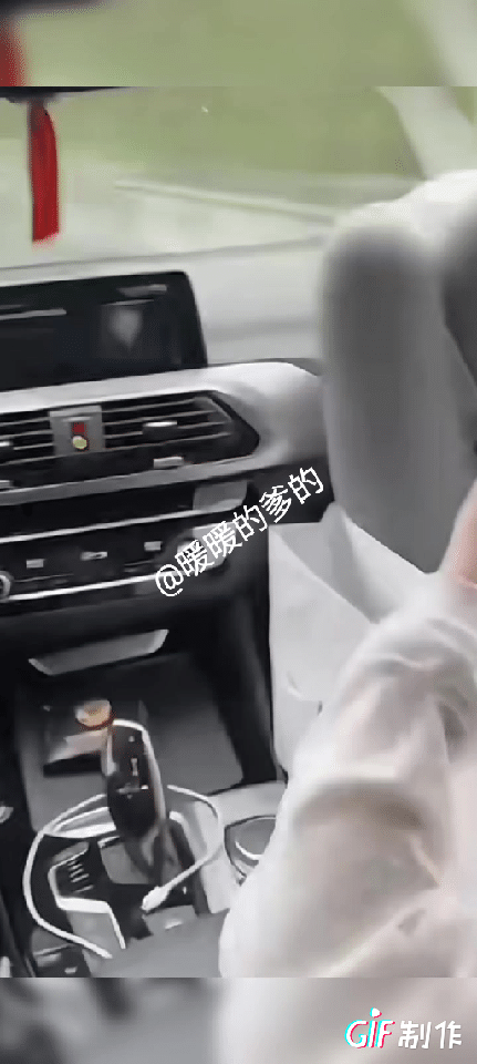 副驾驶不是你家床
把腿翘到仪表台上的
不可取