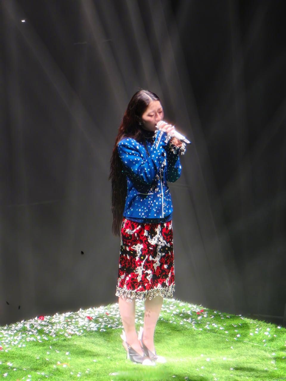 单依纯西安演唱会解锁新皮肤，穿了香奈儿高定 