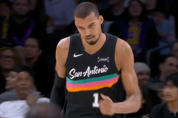 NBA常规赛继续进行，洛杉矶湖人队（32胜21负）遭遇连败。文班亚马得到40分和