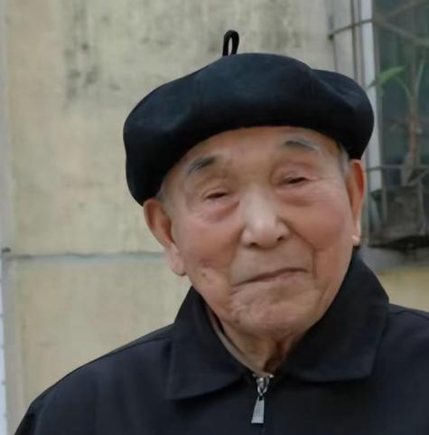 1976年周总理逝世时，山东济南一个开诊所的老头给日本寄了封信，家里出了丧事，我