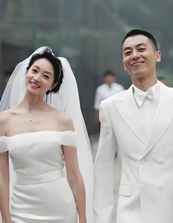 网友偶遇朱亚文和老婆从草原全家福到街头同框，每次偶遇都在打脸婚变传闻，他们把生活