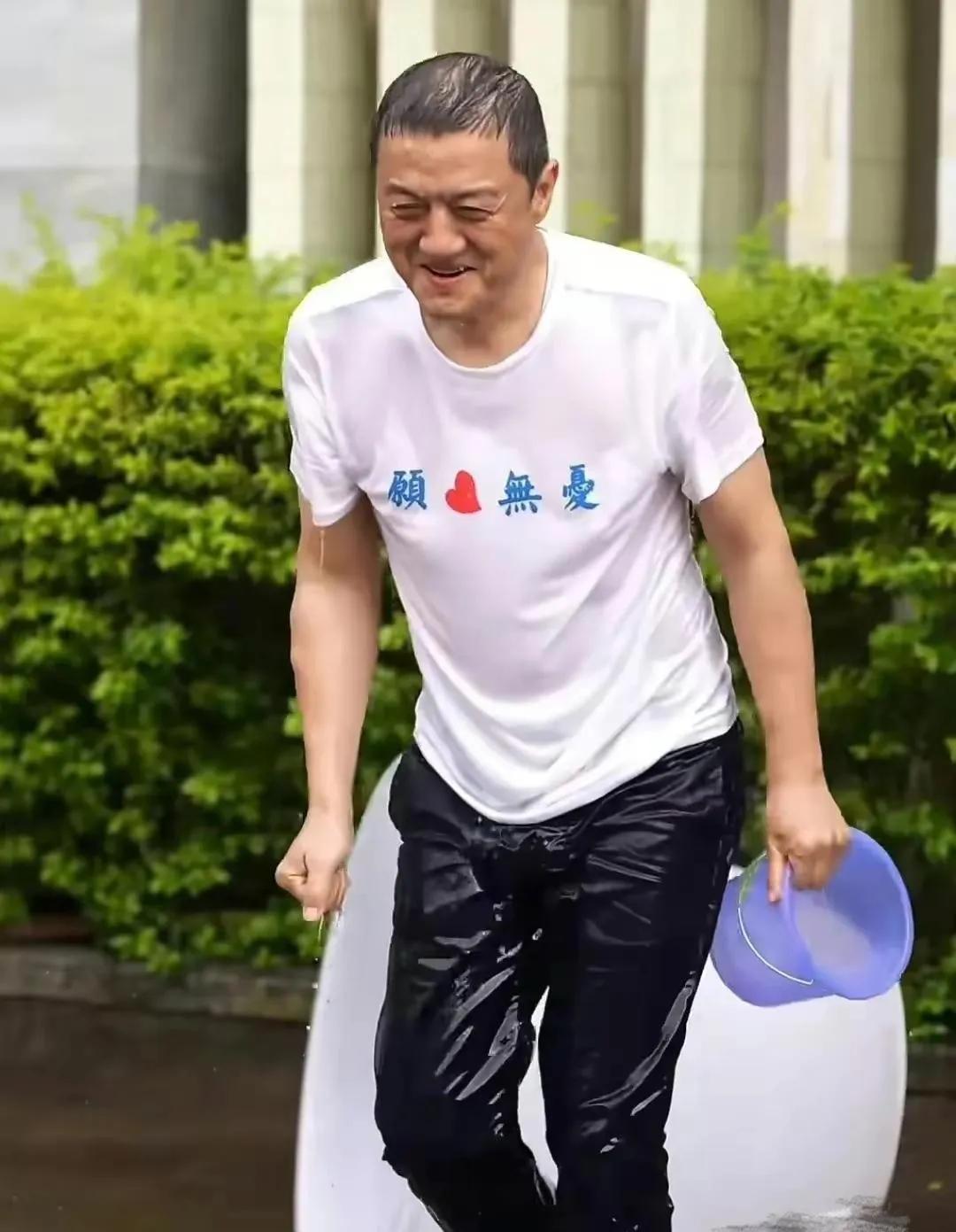 李亚鹏还不老，但是一点儿都不帅了！被水淋湿的头发有点稀疏，看起来还满脸的皱纹。这