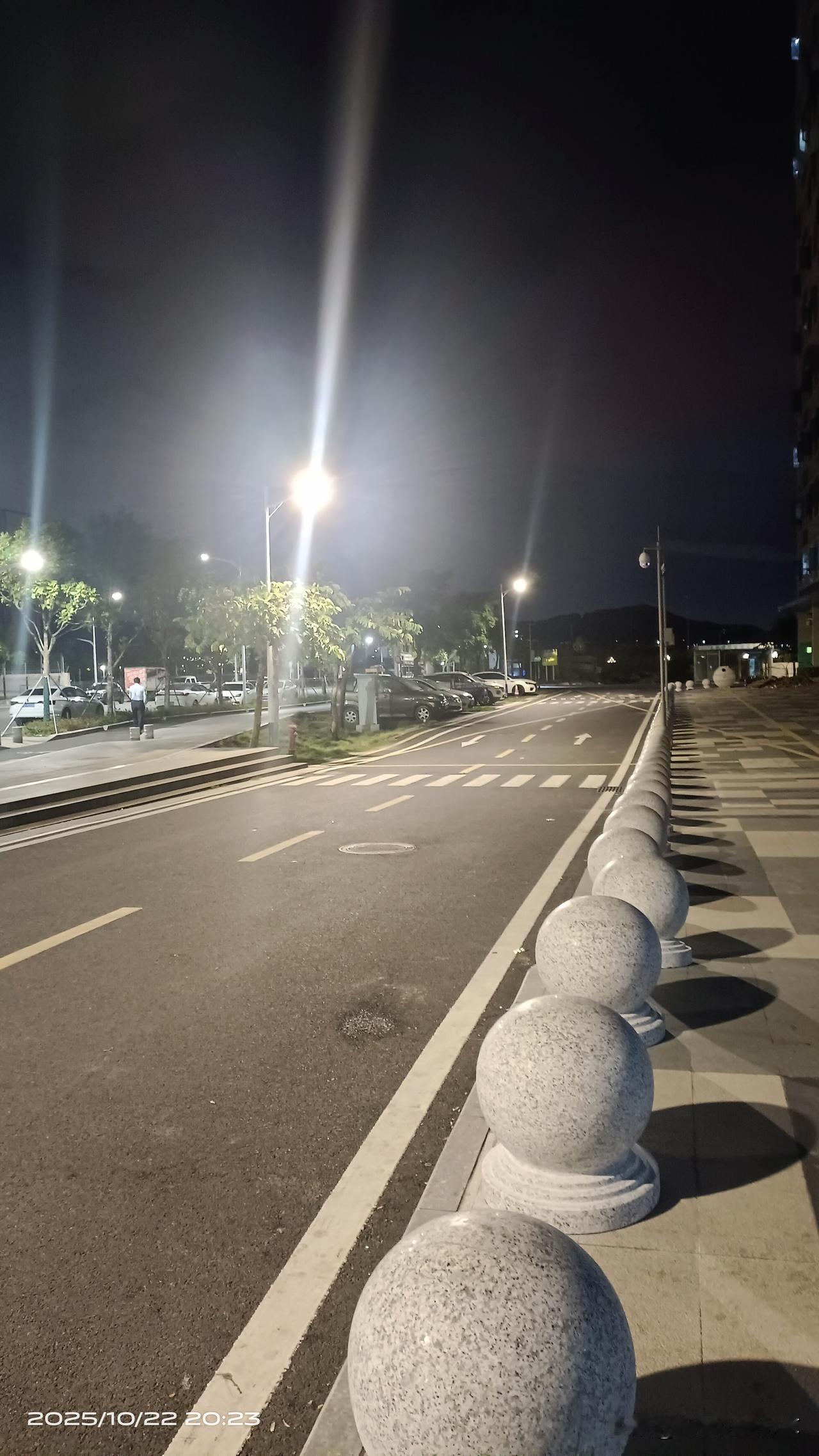 辛苦的一天结束了，走在下班的路上，拖着疲惫的身子，心里想这想那。我也没想到我会来