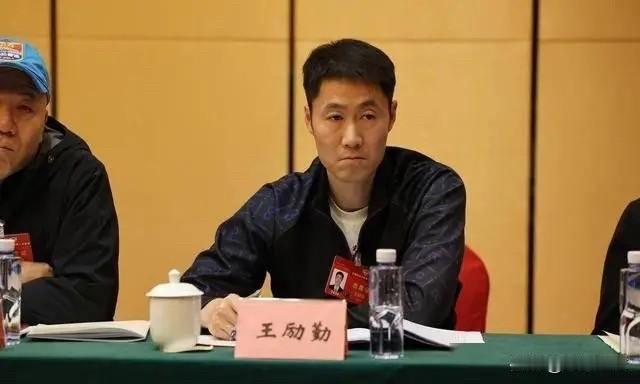 看到马龙许昕夺冠：王励勤会心慌吗？
这场比赛的结果，11 - 4，11 - 5，
