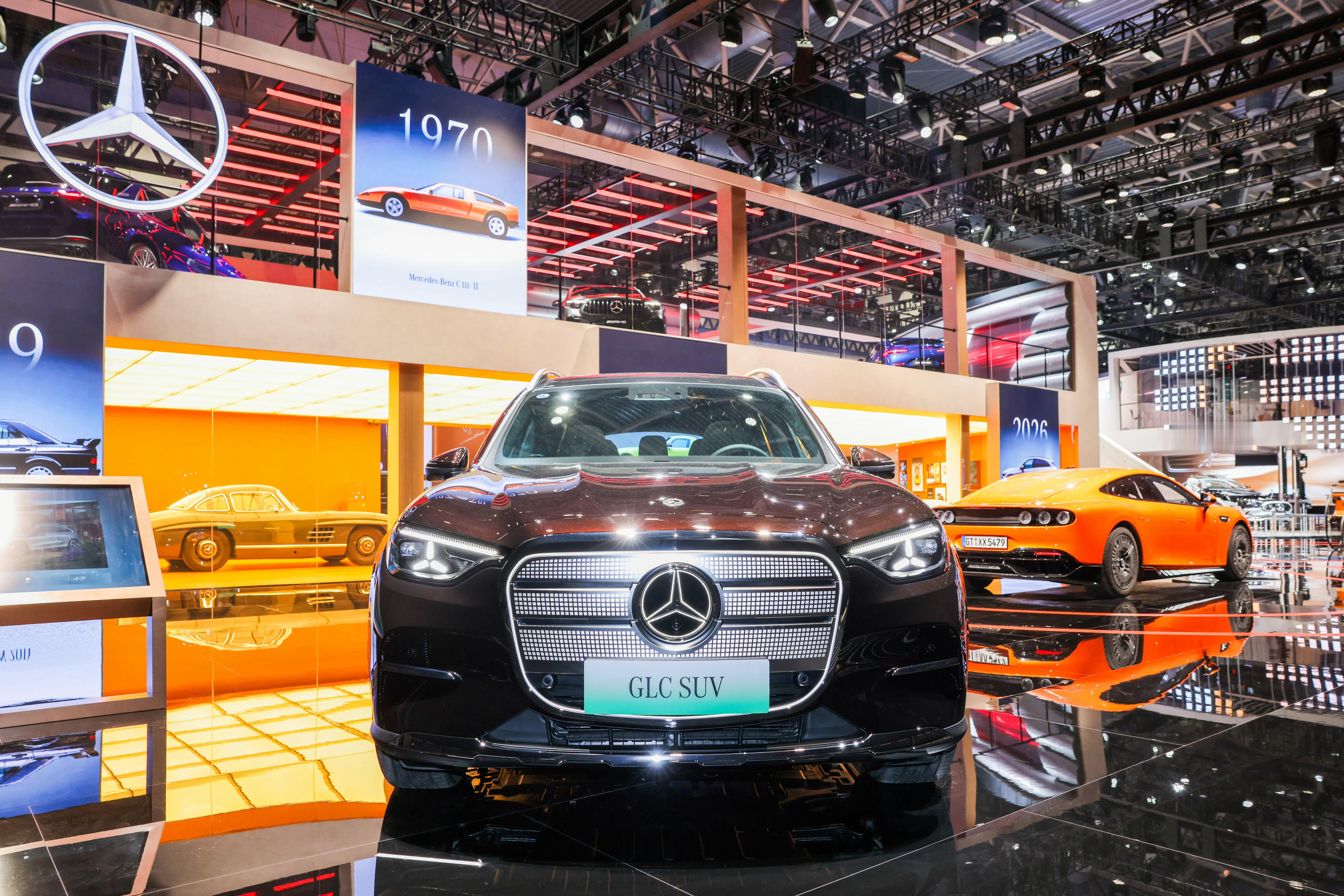 在奔驰展台读懂汽车140年一场品牌日，既体了奔驰对历史的珍视，如“虎头奔”承载一