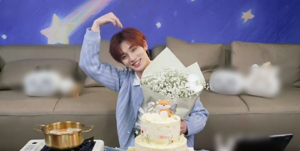 丁程鑫自制情歌王来了丁程鑫即兴清唱水准超高啊从晚安唱到那个男孩，用心回应粉丝，这